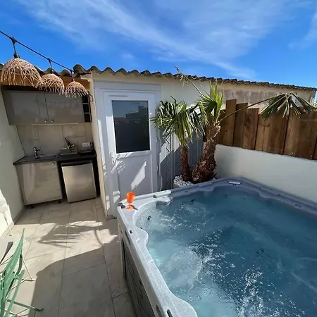 Maison De Village/jacuzzi/sauna 別荘 *